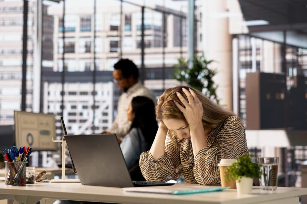 Biologija stresa na poslu: od mamuta do emaila Employee under pressure - reasons for high cortisol.